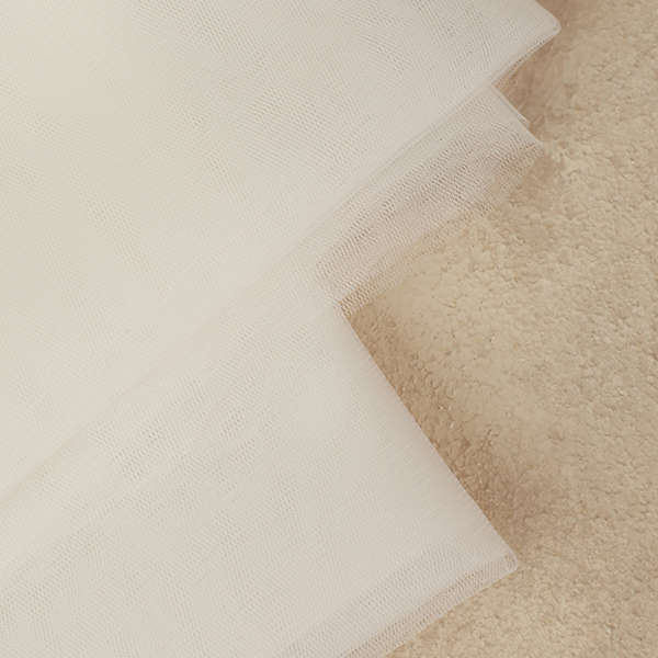 Kırık beyaz renk hayal tül kumaş - gelin türbanı tasarımı için esnek ve akışkan tül