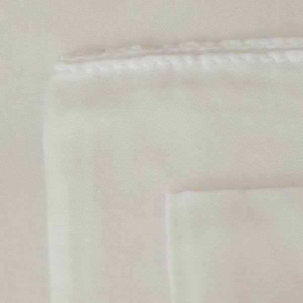 İç tülbent kenar detayı yakın çekim - overlok dikişli pamuklu tülbent